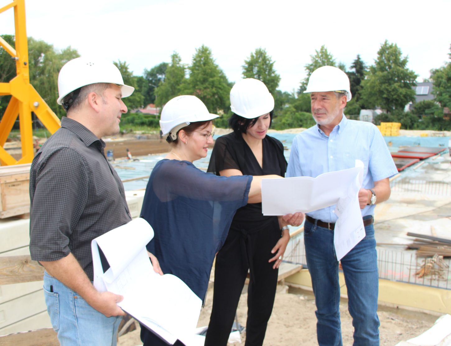 Achim Hofmann, Dorothea Junghans, Noosha Aubel und Jann Jakobs auf der Baustelle der Turnhalle Gagarinstraße